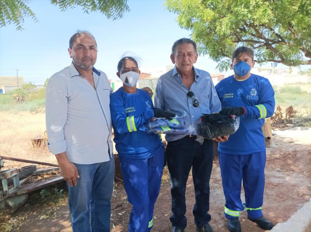 Prefeito Gil Paraibano realiza entrega de EPIs para garis do município