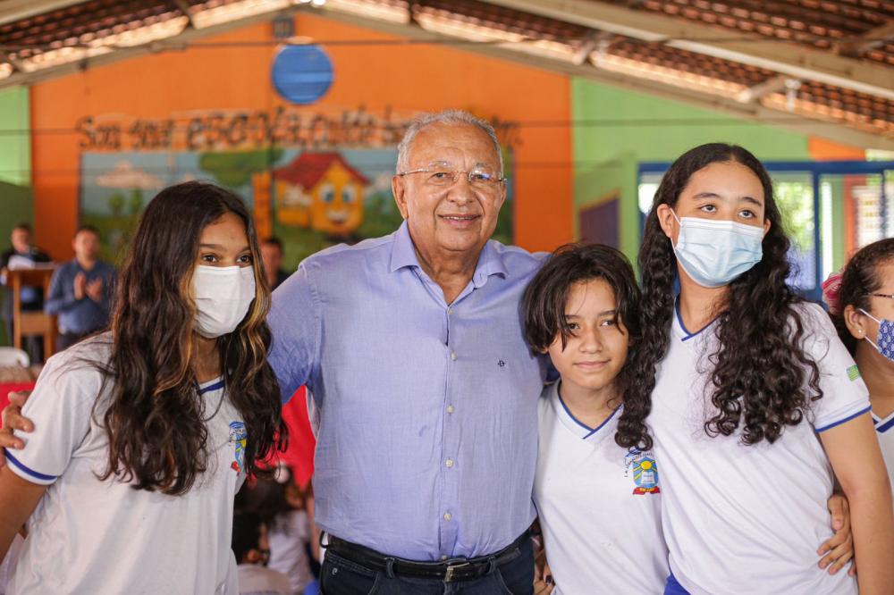 Prefeito Dr. Pessoa assina decreto que garante doação de absorventes a alunas