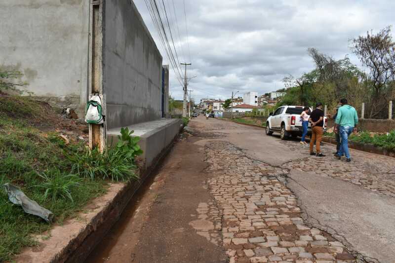 Prefeitura reconstrói sistema de drenagem em rua do bairro São José e realiza monitoramento de áreas de risco na cidade