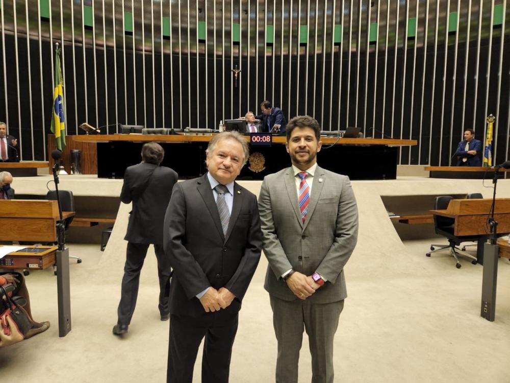 Prefeito Luciano busca recursos para Hugo Napoleão durante viagem a Brasília