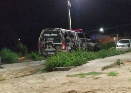 Viatura de Força Tática no local do crime (Imagem: Canal 121)
