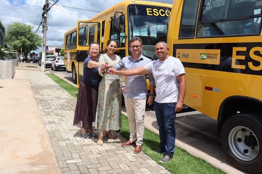 Educação de São Pedro do Piauí recebe dois novos ônibus escolares para transporte de alunos