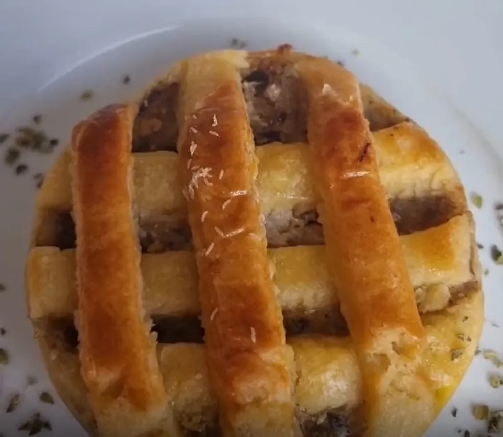 Cliente flagra larvas ao tirar foto de lanche em Teresina; 'o queijo tá vivo?'