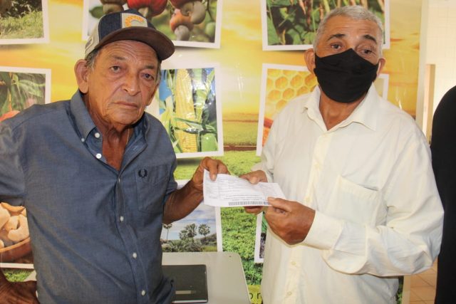 Prefeitura de Picos entrega boletos do Garantia Safra aos agricultores locais cadastrados