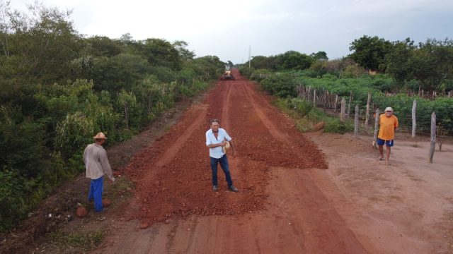 Prefeitura de Picos intensifica obras de alargamento e abertura de estradas vicinais na localidade Chapada do Mocambo