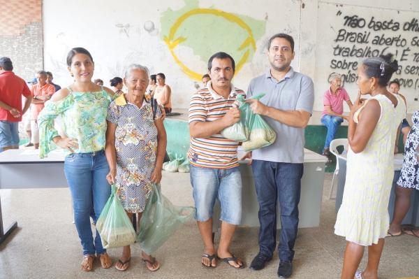 Em São Pedro do Piauí, secretaria de Agricultura entrega sementes para pequenos agricultores