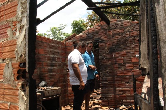 Prefeitura de Picos ajuda família na reconstrução de casa atingida por incêndio