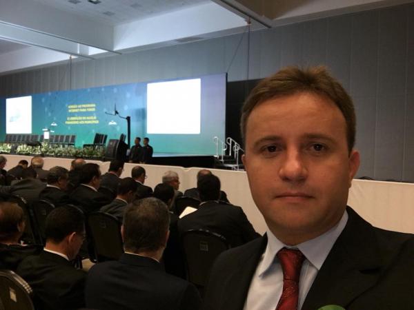 Junior Bill assina termo de adesão do Programa Internet para Todos