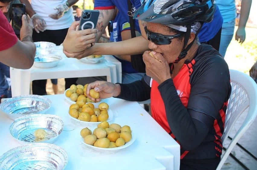Ciclista vence concurso ao comer 16 pequis em cinco minutos em Piripiri