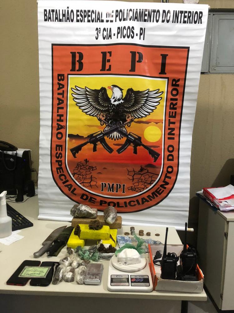 Polícia Militar prende dupla de traficantes e desarticula ponto de droga em Picos