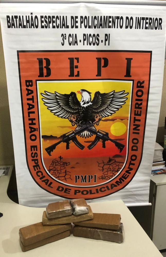 Jovem suspeita de tráfico de drogas é presa durante Operação do BEPI em Picos