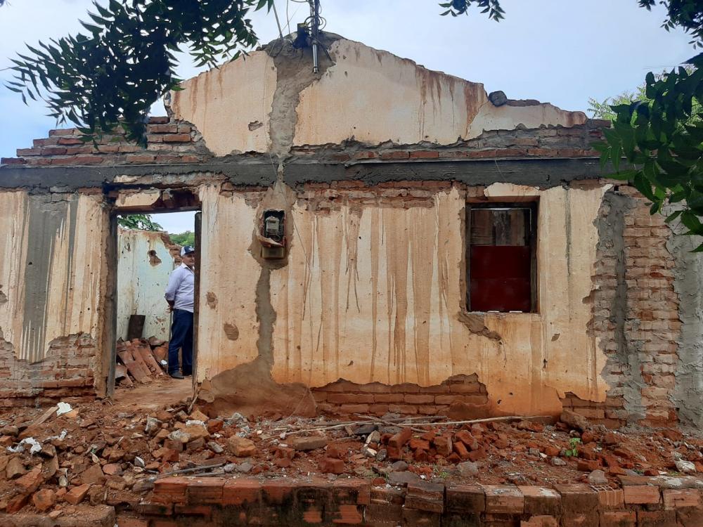 Prefeitura de Picos ajuda família na reconstrução de casa que caiu devido às fortes chuvas