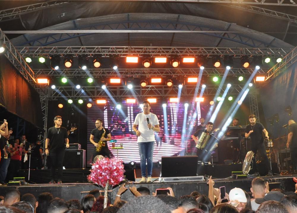 Vitor Fernandes comanda show de comemoração do aniversário de 59 anos de São Gonçalo do Piauí; imagens
