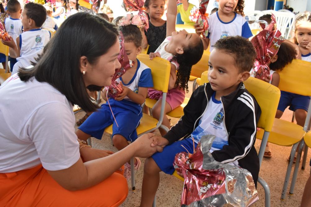 Projeto “Juntos Fazendo o Bem”, da primeira dama, Diana Belo, entrega Ovos de Páscoa para alunos da rede municipal de ensino de Picos
