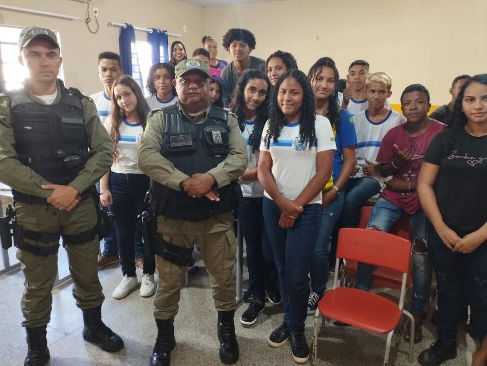 Polícia Militar realiza palestras em escolas sobre valorização da família e dos profissionais da educação