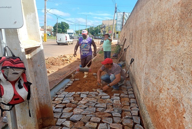 Obras de recuperação são realizadas no sistema de saneamento e urbanismo no entorno da rotatória da Avenida Severo Eulálio