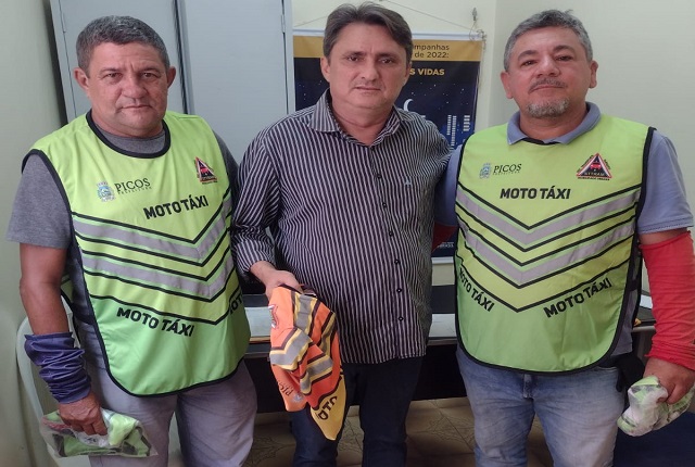 Secretário de Trânsito de Picos alerta mototaxistas sobre prazo de entrega de coletes