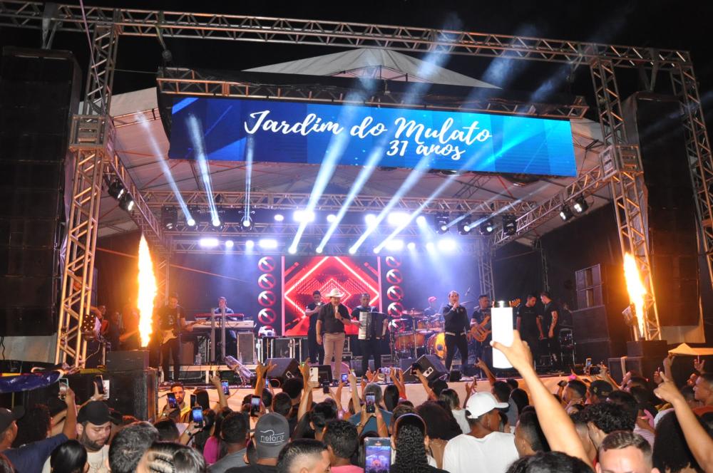 Shows musicais reúnem multidão na festa de comemoração do aniversário de Jardim do Mulato; imagens