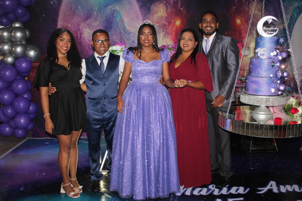 Maria Amélia celebra 15 anos entre família e amigos; confira fotos