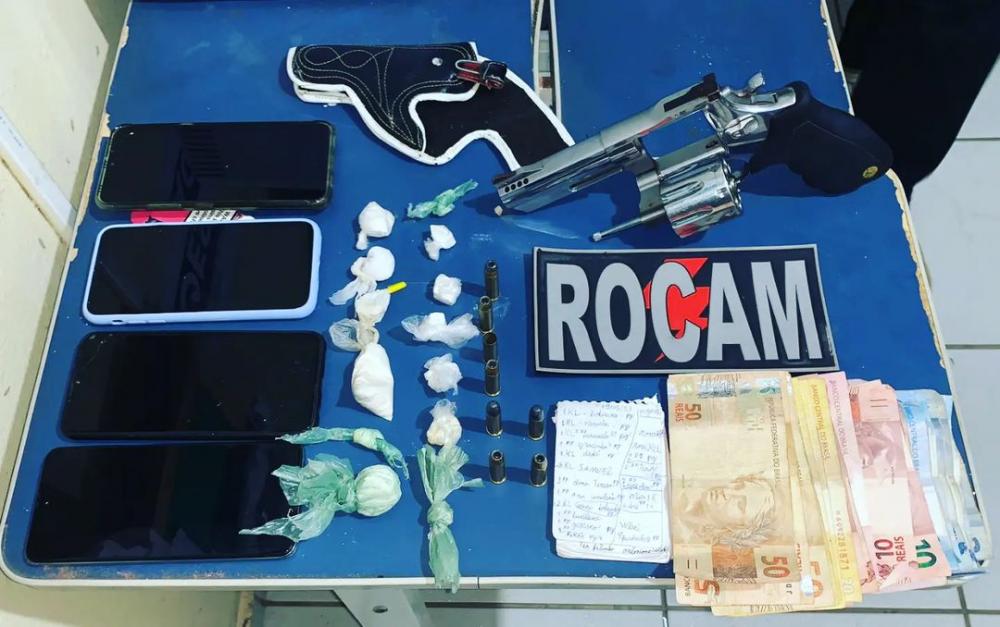 PM conduz quatro pessoas e apreende arma de fogo, drogas e dinheiro em Picos