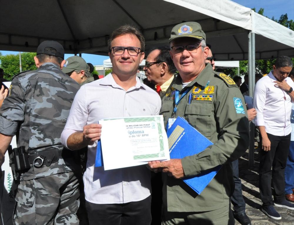 Prefeito de São Pedro do Piauí recebe prêmio “Amigo do 18º Batalhão de Polícia Militar”