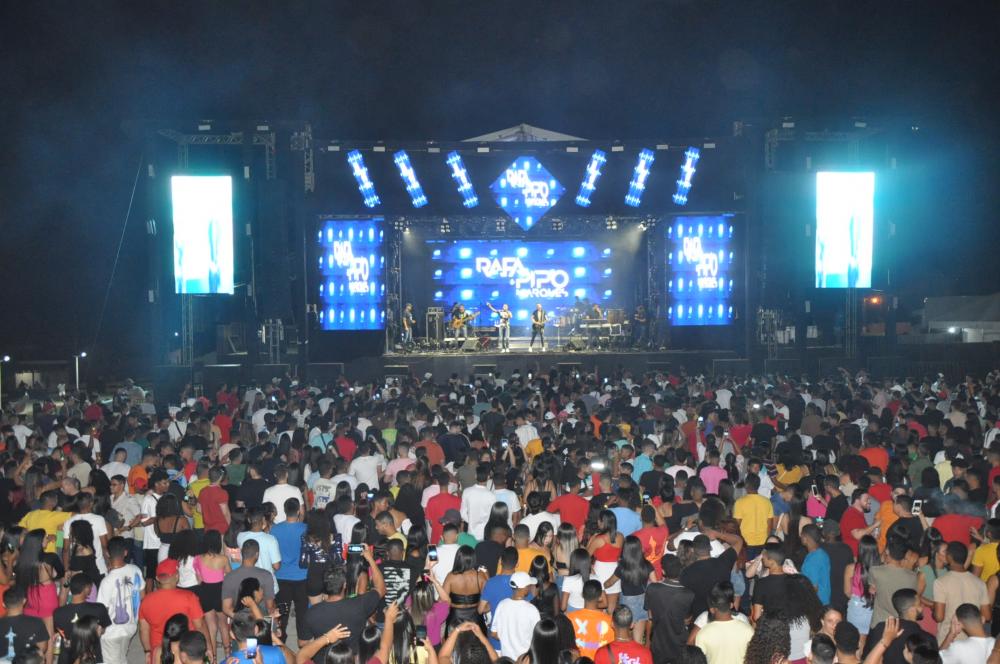 Shows de Rafa & Pipo Marques e O Poeta leva multidão à Praça de Eventos em São Pedro do Piauí; imagens