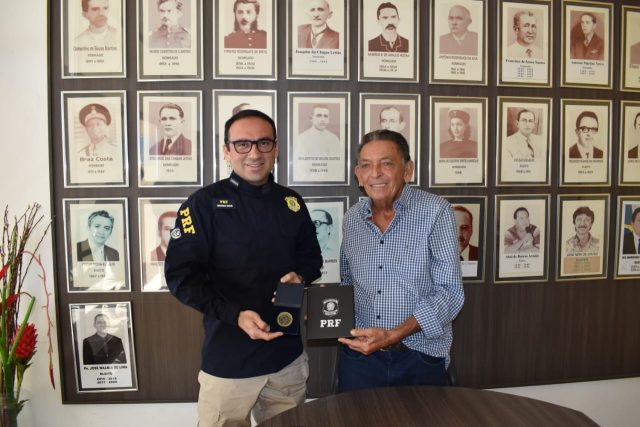 Prefeito Gil Paraibano firma convênio com PRF para que animais sejam recolhidos nas rodovias