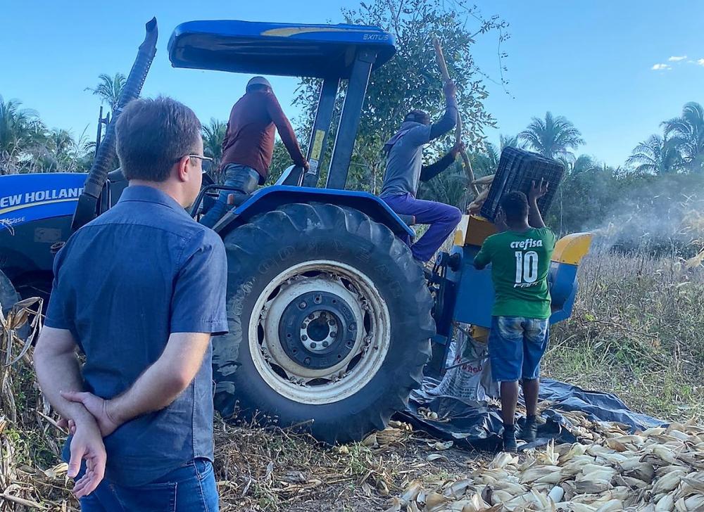 Prefeito Júnior Bill visita pequenos agricultores durante a colheita e beneficiamento de milho em São Pedro do Piauí