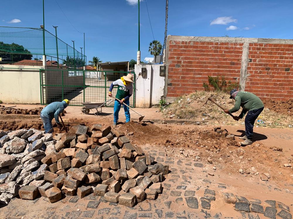 Prefeitura de Picos realiza restauração de calçamentos em ruas que dão acesso à Avenida Severo Eulálio