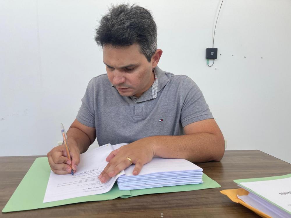 Prefeito Júnior Ribeiro assina contrato para obra de recapeamento asfáltico da Avenida Marechal Castelo Branco 