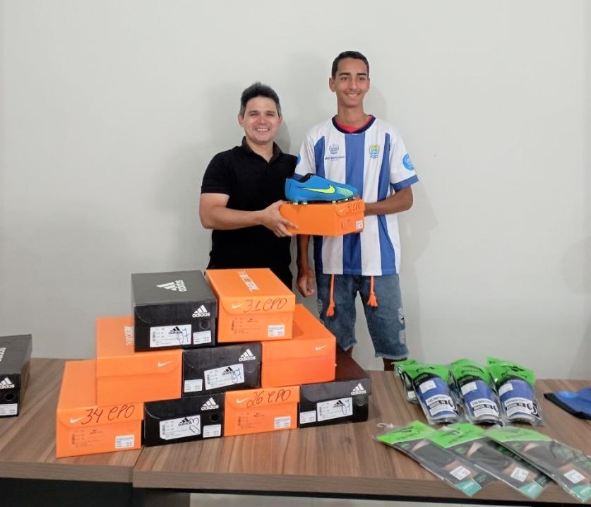 Prefeito Junior Ribeiro realiza entrega de material esportivo para seleção de futebol de São Gonçalo do Piauí
