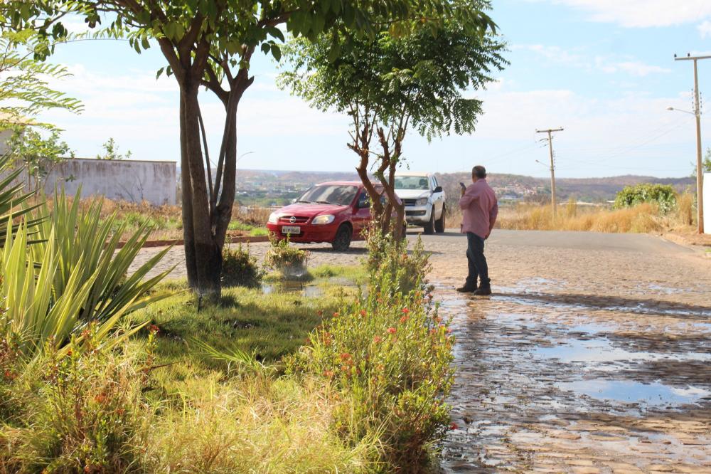 Prefeitura de Picos realiza obras de revitalização das vias em diferentes bairros da cidade