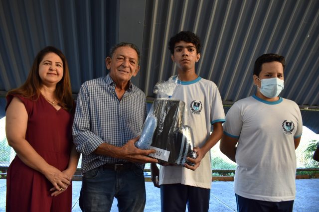 Prefeitura de Picos entrega fardamento escolar aos alunos da Escola Cívico Militar Cel. João de Almeida