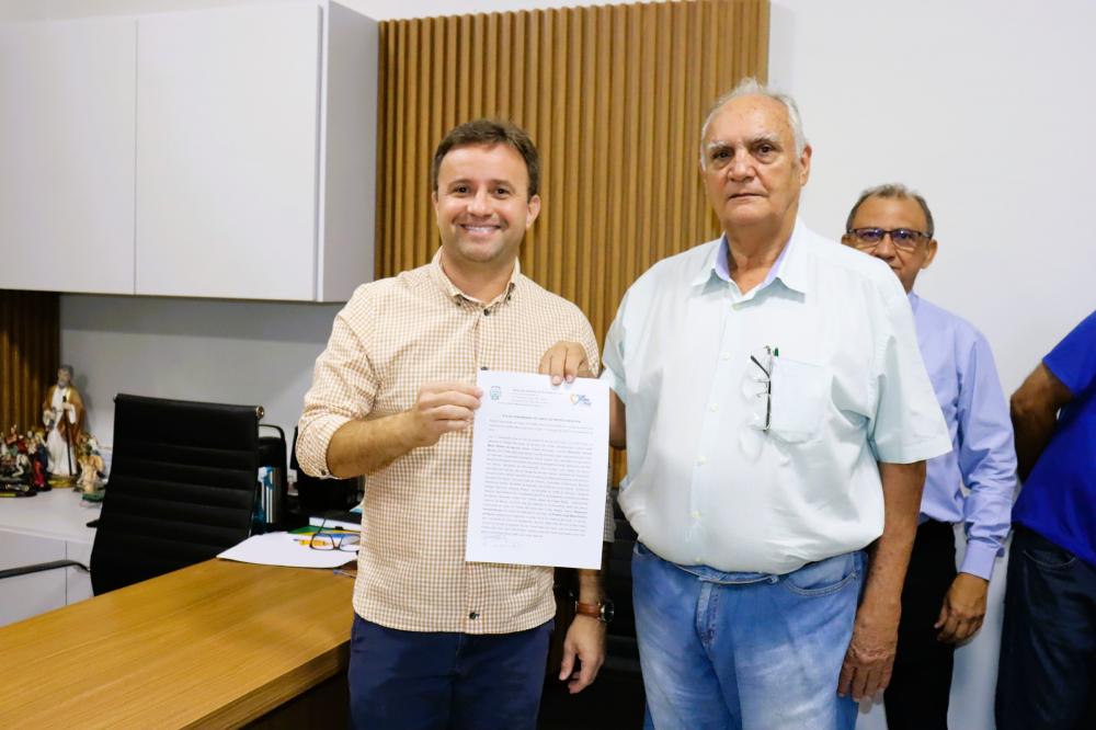 Viagem internacional: Prefeito Júnior Bill transmite cargo ao vice Raimundo Ferreira