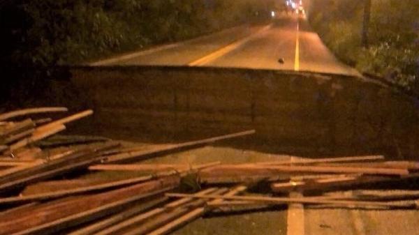 BR-343 rompe em Teresina e carros são carregados pela enxurrada; duas pessoas ficaram feridas
