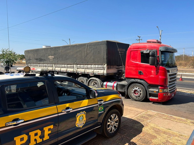 PRF intercepta caminhoneiro realizando manobras perigosas após denúncia em Picos