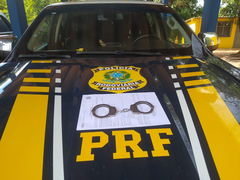 PRF efetua cumprimento de mandado de prisão contra acusado de homicídio em Picos 