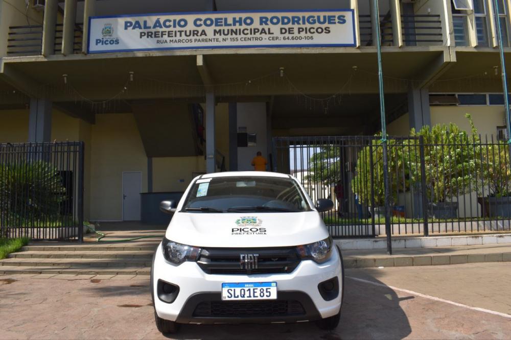 Prefeitura de Picos realiza a entrega de um novo veículo para o Gabinete Municipal
