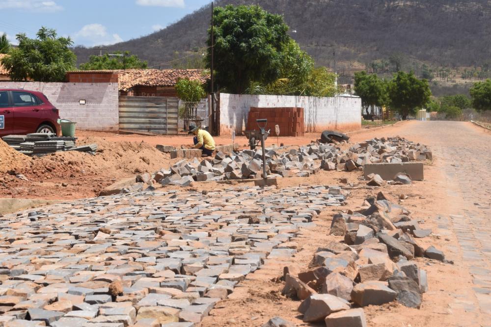 Secretaria de Obras retoma construção do calçamento que dá acesso ao povoado Tabatinga e regiões vizinhas