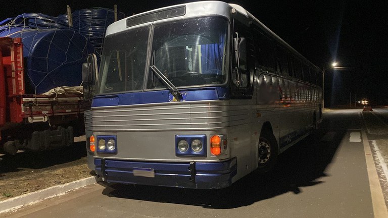 Ônibus com restrição judicial é flagrado pela PRF transitando com placa adulterada em Picos