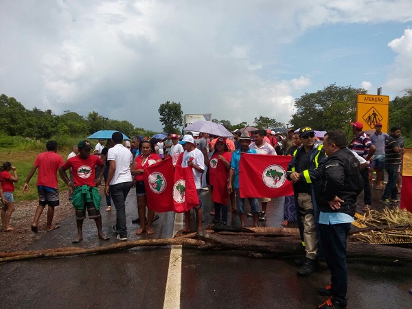 Manifestantes a favor de Lula bloqueiam BR 316 em protesto e não aceitam a prisão do ex-presidente