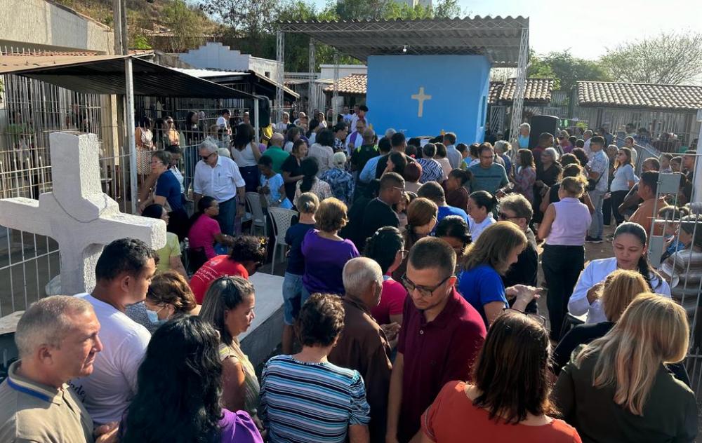 No Dia de Finados, centenas de fiéis participam da Missa no Cemitério São Pedro de Alcântara em Picos