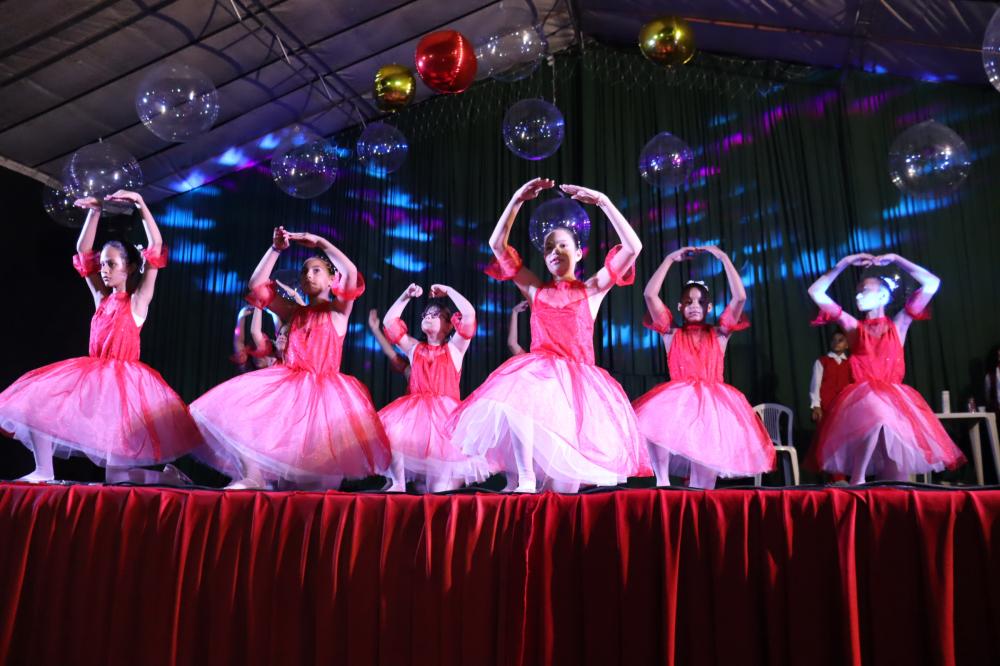 São Pedro do Piauí realiza espetáculo Encantos de Natal em praça pública
