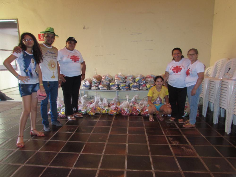 Equipe Cáritas paroquial distribui 62 cestas básicas para famílias carentes do bairro Parque de Exposição em Picos