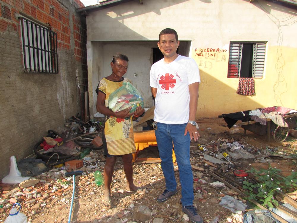 Equipe Cáritas entrega 41 cestas básicas para famílias carentes em Picos