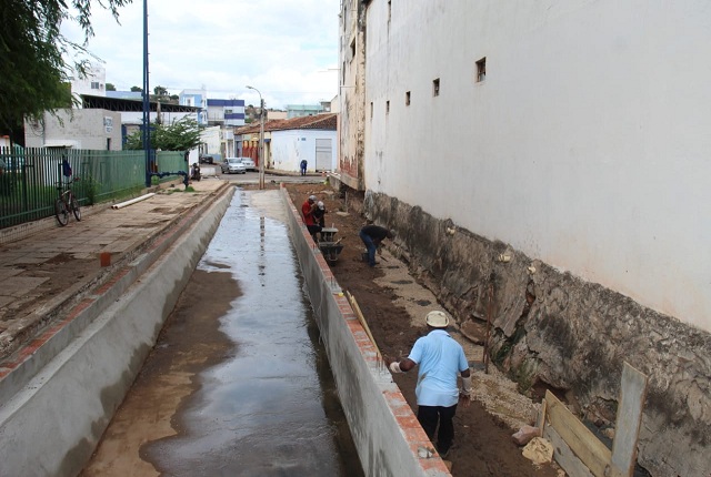 Prefeitura de Picos reconstrói galeria em frente à Igrejinha do Sagrado Coração de Jesus