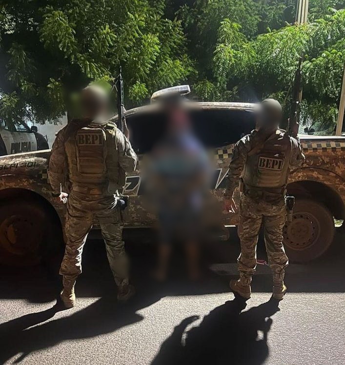 Polícia conduz suspeito de tráfico e apreende drogas em um bar em Picos