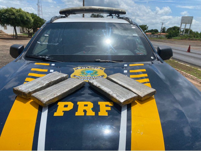 PRF apreende 3,3 kg de maconha e prende cinco pessoas por tráfico na BR 316 em Picos 