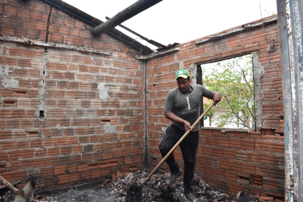 Prefeitura de Picos ajudará família a reconstruir residência destruída pelo fogo