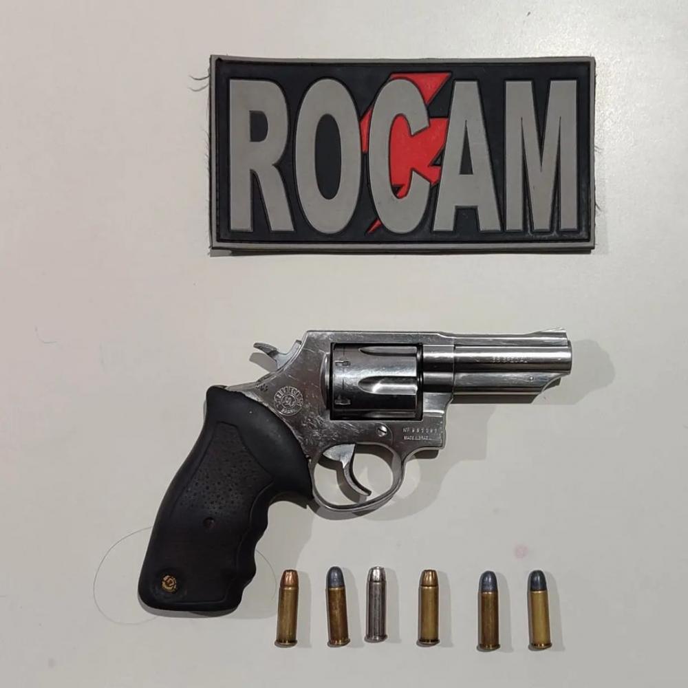 PM flagra homem com arma de fogo na cintura em um bar na cidade de Picos